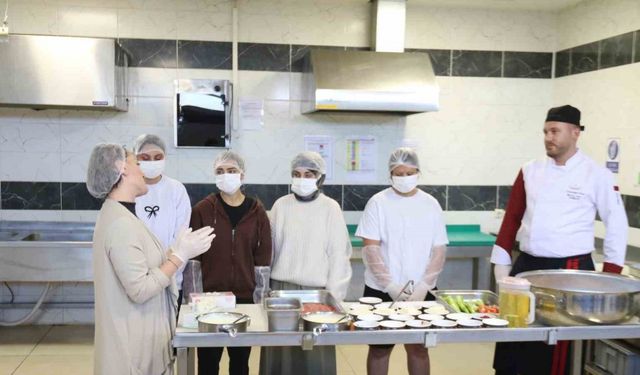 Üniversite öğrencileri Eskişehir’in yöresel lezzetleri için mutfağa girdi