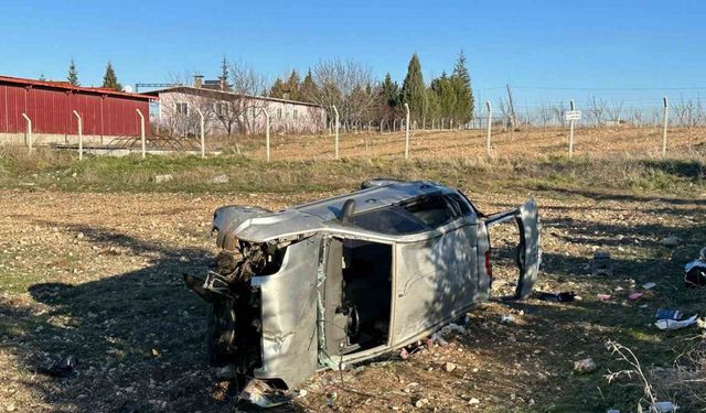 Uşak’ta otomobil tarlaya devrildi: 1’i bebek 5 yaralı