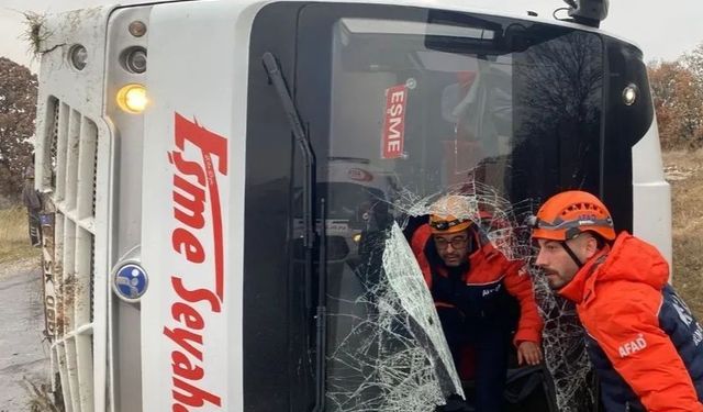 Uşak'ta yolcu taşıyan midibüs yan yattı: 5 yaralı