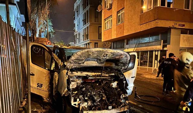 Üsküdar’da park halindeki araç alev alev yandı: O anlar kamerada