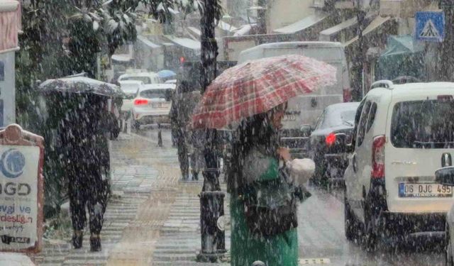 Yılın son kar yağışı 5 dakikada Bartın'ı beyaza bürüdü