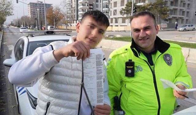 Yolcu kapısından inen ehliyetsiz sürücü drondan kaçamadı: "Gafil avlandım" dedi, ceza makbuzuyla hatıra fotoğrafı çektirdi