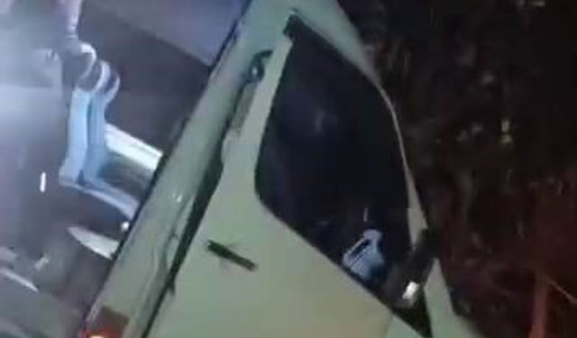 Yolcu minibüsü şarampolde asılı kaldı, faciadan dönüldü