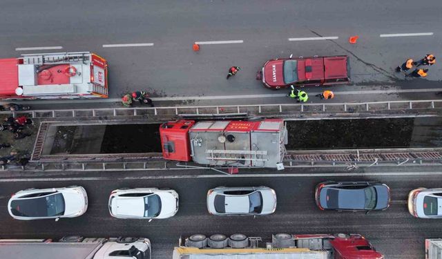 Yüksek gerilim tellerine ramak kala, itfaiye aracı köprü arasında sıkıştı: 3 personel yaralı