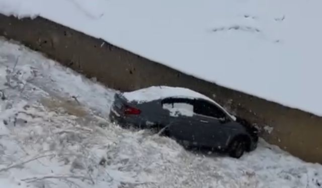 Yüksekova'da kar yağışı ve buzlanma kazaları beraberinde getirdi
