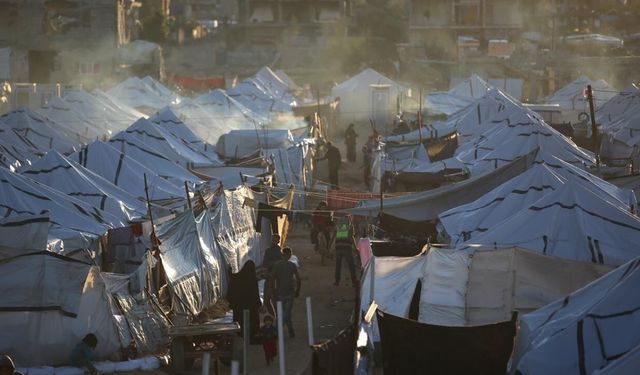 Gazze'de şiddetli yağış nedeniyle hasarlı evin duvarı çöktü