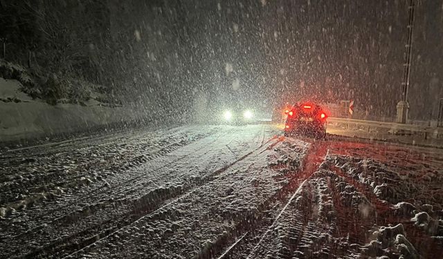 Kar yağışı 17 yolu ulaşıma kapattı