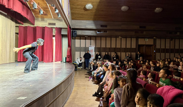 İnegöl’de tiyatro festivali coşkusu sürüyor