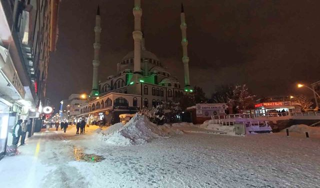 Ağrı'da çatıdan düşen buz sarkıtı yoldan geçen bir kişiyi yaraladı