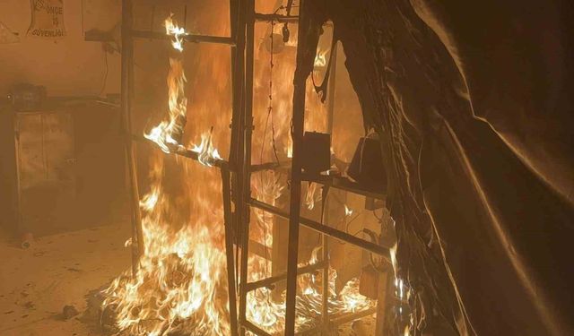 Aksaray'da fabrika alev alev yandı