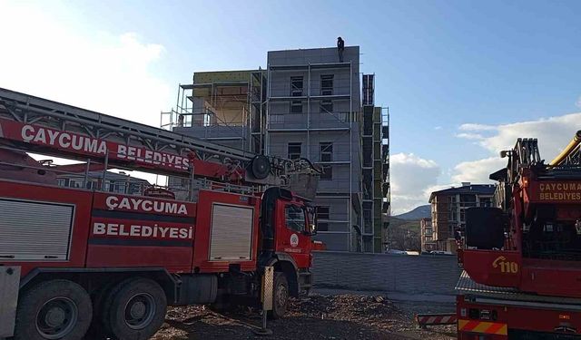 Alacağını tahsil edemediğini iddia eden işçi inşaat iskelesine çıktı