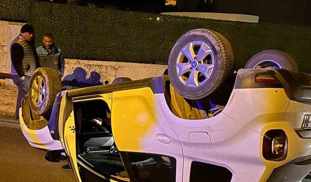 Alanya'da beton bariyerlere çarpan otomobil takla attı: 1 yaralı