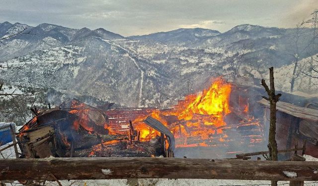 Alevlere teslim olan ahşap ev tamamen yandı