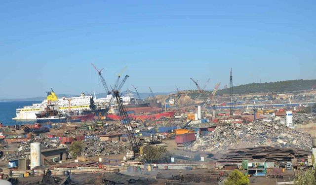 Aliağa Gemi Söküm Bölgesi'nde iş kazası: 1 işçi hayatını kaybetti