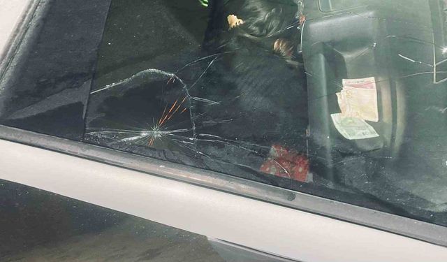 Alt geçitteki buz sarkıtı araç camını kırdı