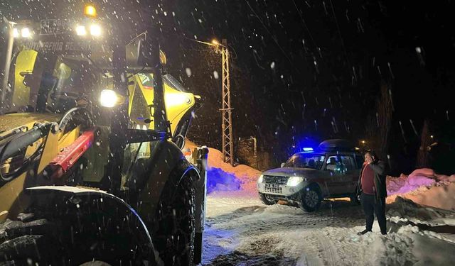 Ambulans, çığ nedeniyle kapanan yolda mahsur kaldı