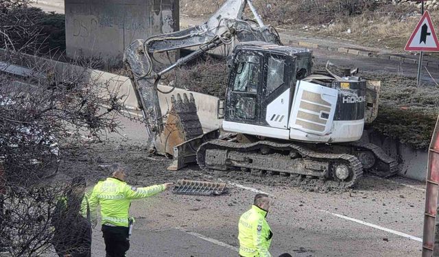 Ankara'da facianın eşiğinden dönüldü: Tırdaki kepçe köprüye takılıp yola düştü