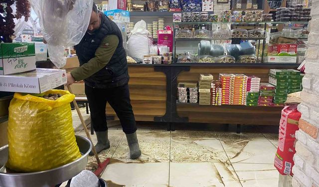 Antalya'da sağanak hayatı felç etti: İş yerleri su basan esnaf sabahın ilk ışığıyla temizliğe başladı