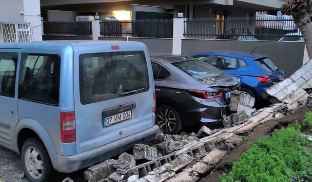 Antalya'da şiddetli rüzgarda halı sahanın tavanı çöktü