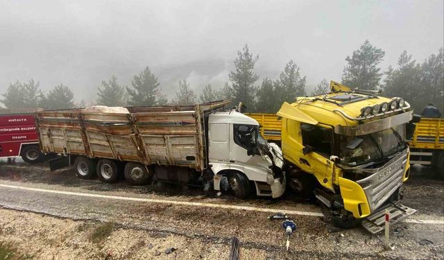 Antalya'da tır ile kamyon kafa kafaya çarpıştı: 1 ölü, 1 ağır yaralı