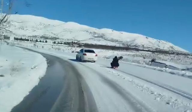 Araca bağladığı kızağı metrelerce çekti