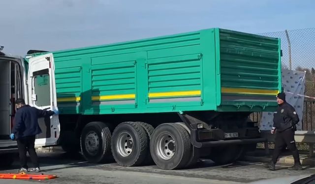 Arıza yapan kamyonu tamir ederken kabinin altında kalarak can verdi