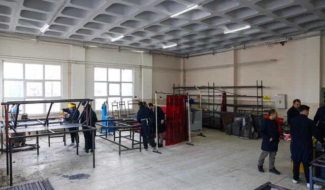 Arnavutköy Belediyesinin kamelyaları meslek liselerinde üretiliyor