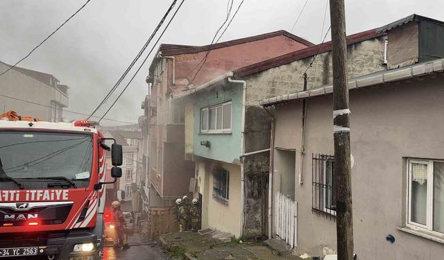 Arnavutköy'de 2 katlı evde korkutan yangın: 2 kişi dumandan etkilendi