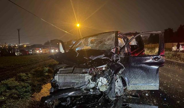 Arnavutköy'de İETT otobüsü hafif ticari araçla çarpıştı: 2 yaralı