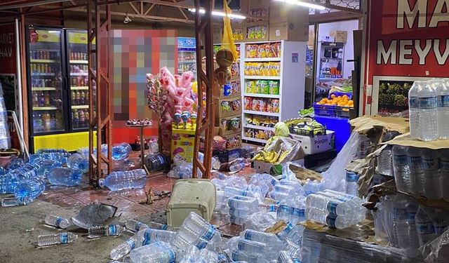 Arnavutköy'de kontrolden çıkan minibüs markete daldı: Olası facia ucuz atlatıldı