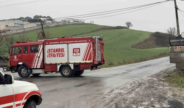 Arnavutköy'de otomobil su kanalına uçtu: Sürücü yaralı