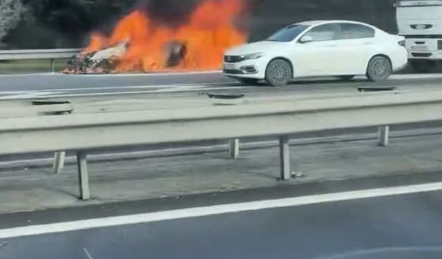 Avcılar'da seyir halindeki araç alev alev yandı