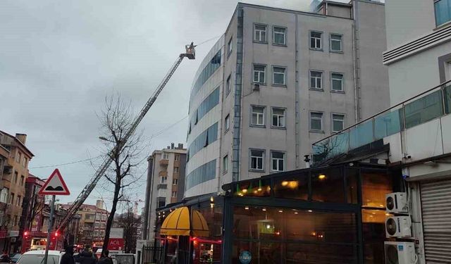 Bağcılar'da kapatılan hastanenin çatısında yangın