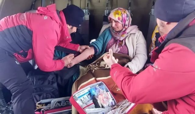 Bahçesaray'da hamile kadın helikopterle hastaneye ulaştırıldı