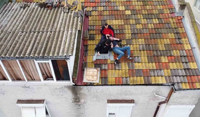 Balıkesir'de çatıya çıkan adamı polis ve itfaiye ekipleri indirdi