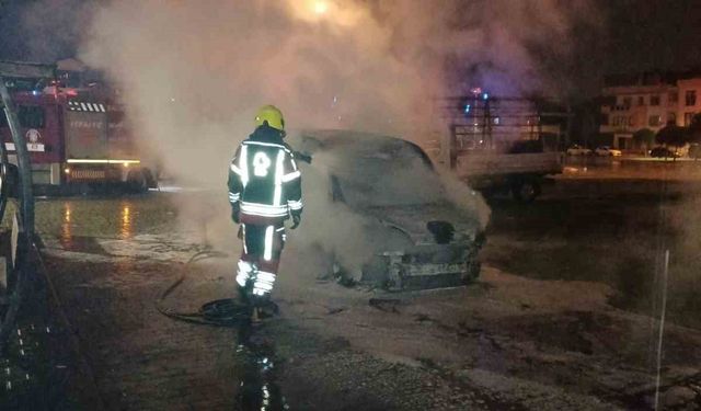 Balıkesir'de park halindeki ticari araç yandı