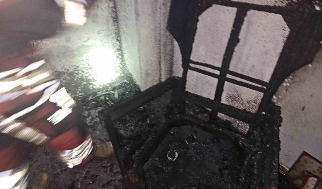 Bandırma'da ev yangını: 6 kişi tahliye edildi