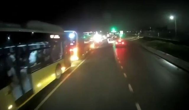 Başakşehir'de 3 İETT otobüsünün kazaya karıştığı anlar görüntülendi