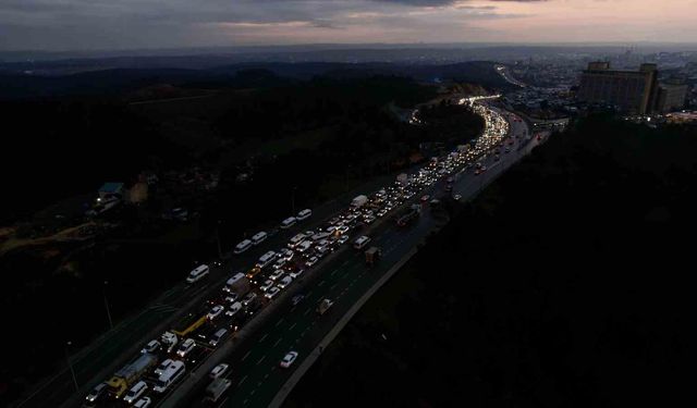Başakşehir'de zincirleme kaza sonrası oluşan trafik yoğunluğu havadan görüntülendi