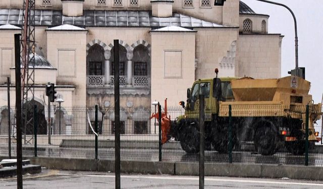 Başkentte kar ve karla karışık yağmur etkili oldu