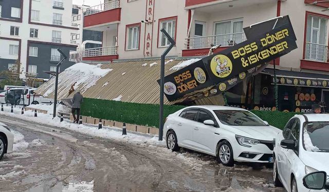 Batman'da kar nedeniyle iş yerlerin sundurması çöktü