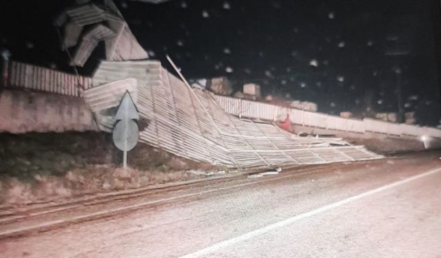 Bilecik'te fırtına fabrikanın çatısını uçurdu