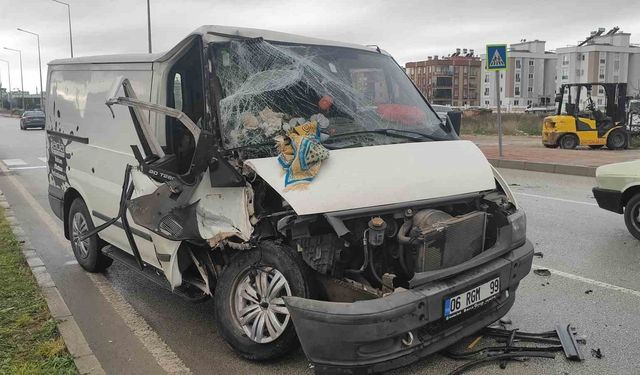 Bir anlık dalgınlıkla önünde ilerleyen kamyonete çarptı: 3 yaralı