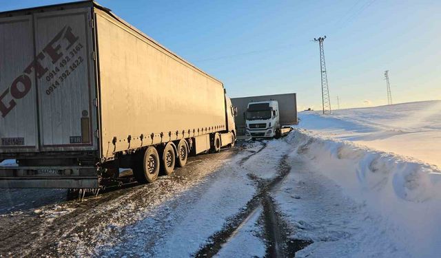 Bitlis'te buzlanan yolda kayan tır yolu kapattı