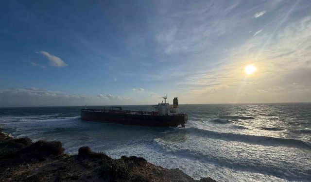 Bozcaada'da karaya oturan tanker 12 gün sonra kurtarıldı