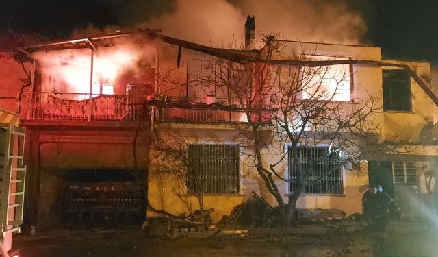 Burdur'da köyde çıkan yangında 2 ev, 1 ahır kullanılmaz hale geldi
