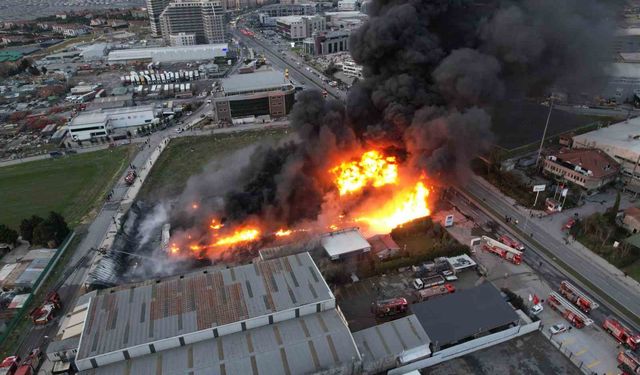 Büyükçekmece'de plastik kasa üretimi yapan fabrikada yangın