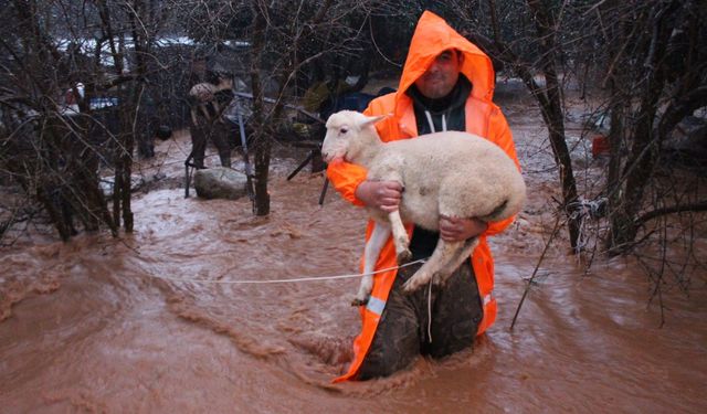 Büyükşehir ekipleri yağmur ve fırtınaya karşı seferber oldu