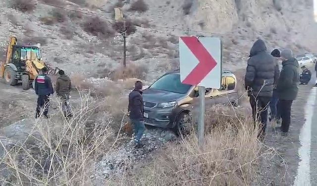 Buzlanan yolda kayan otomobil araziye uçtu