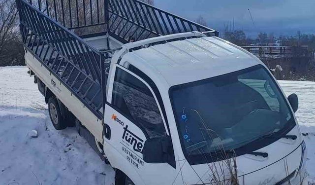 Buzlu yolda kayan araç tarlaya uçtu; 1 yaralı